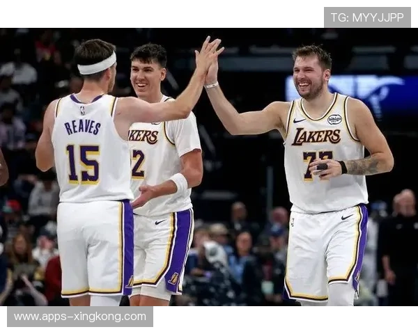 湖人替补逆袭爆冷取胜艾顿砍下29分东契奇缺阵斯玛特怒火难平