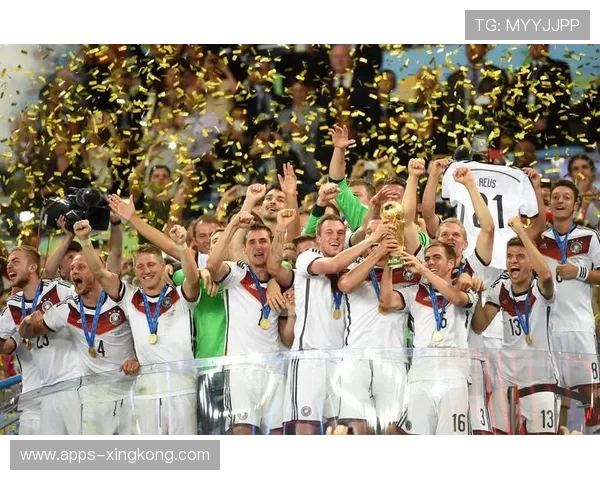 欧洲杯赛场上的经典技战术瞬间被反复回放，欧洲杯经典比赛视频