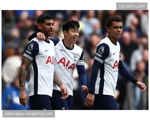 孙兴慜急停甩开防守后送出关键斜传，热刺创造进攻浪潮