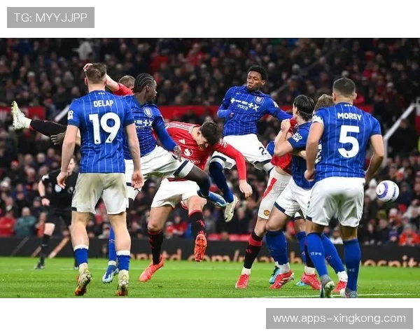 曼联防线频繁失误,英媒建议直接换掉整条后防 曼联防线频繁失误,英媒建议直接换掉整条后防